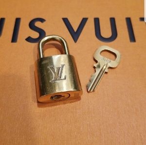 🔐Louis Vuitton® Padlock & Key Set